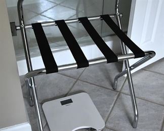 439. luggage valet, scale