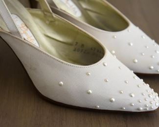 432. women's shoes (men's shoes also available)