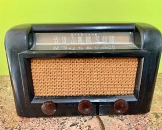 $65 - RCA Victor shortwave radio, tested and works; 9" H x 14" W x 6" D