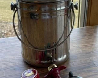 CLEARANCE ! $4.00 NOW, WAS $16.00..................Kitchen Compost Bucket and more(S068)