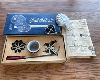 $20.00........................Vintage Handi Hostess Kit Rosette Maker (S064)