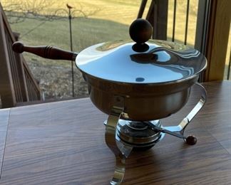 REDUCED! $12.00 NOW, WAS $16.00......................Warming Casserole Server includes fondue forks (S054)