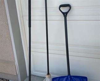 CLEARANCE ! $5.00 NOW, WAS $14.00.....................Broom, Shovel and Mop (S034)