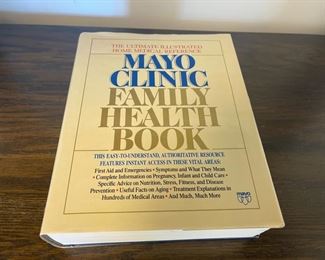 CLEARANCE ! $2.00 NOW, WAS $6.00................Mayo Clinic Family Health Book (S179)