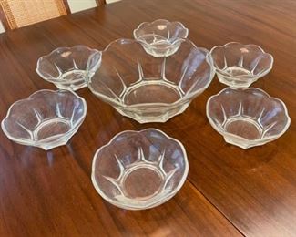 CLEARANCE ! $2.00 NOW, WAS $6.00...................Berry set, slightly cloudy (S125)