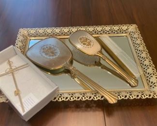 HALF OFF! $8.00 NOW, WAS $16.00...................Mirror and Brush Set (S122)