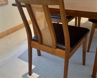 Table 64" x 42", 28 1/2" tall, includes 2 20" Leaves, Pads for all and 6 Chairs (S114)