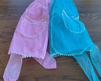 CLEARANCE ! $4.00 NOW, WAS $12.00................Vintage Aprons (S090)