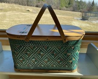 HALF OFF! $8.00 NOW, WAS $16.00.........................Picnic Basket (S205)