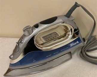 REDUCED! $11.25 NOW, WAS $15.00..................Shark Clothes Iron (S390)