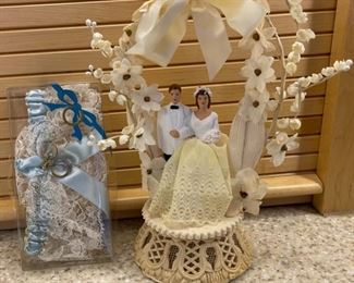 CLEARANCE ! $5.00 NOW, WAS $20.00.................Vintage Wedding Topper (S338)