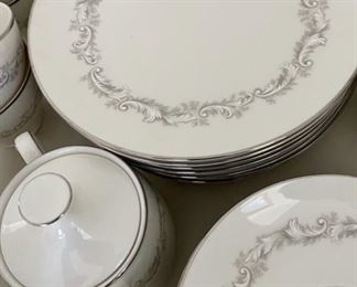 Close up: Noritake Marquis China Set Service for 8 (S137)