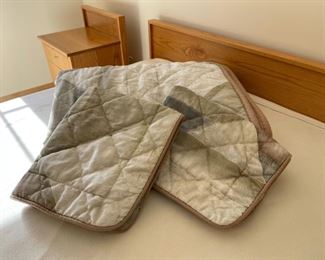 CLEARANCE ! $3.00 NOW, WAS $14.00...............Full Size Comforter and 2 Pillow Shams (S293)