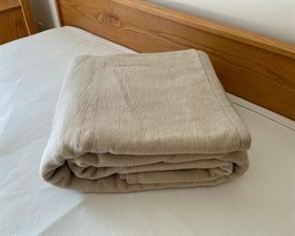 HALF OFF! $12.50 NOW, WAS $25.00...................Soft Blanket King Size, looks brand new (S296)