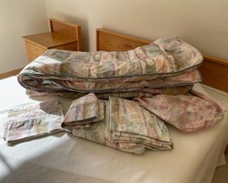 CLEARANCE ! $5.00 NOW, WAS $20.00..............Queen Set Comforter and Sheets (S290)