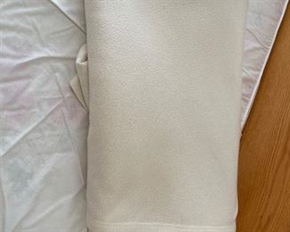 CLEARANCE ! $5.00 NOW, WAS $20.00.......................Soft Queen Size Blanket (S331)
