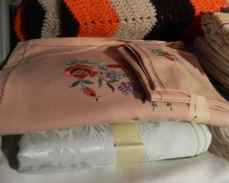 Lots of pretty vintage table linens!!