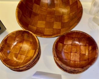 Lot 6123. $18.00 Vintage Wood Weave Salad Bowls (10) w/serving bowl and napkin holder
