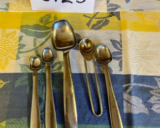 Lot 6125. $33.00. Pyrex 10" glass pie plate, 2 Chefmate non-stick cake pans, 2 pyrex measuring pitchers with green writing, vintage measuring spoons.