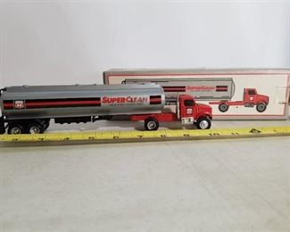 International Cab Wuth Tanker 1:64 Scale Die-Cast Metal Replica