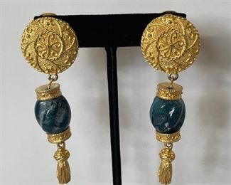 vintage clip earrings - price 10 dollars