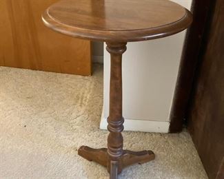 56 Ethan Allen Round Accent Table
