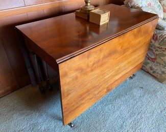 Drop leaf table