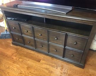 fabulous tv stand and has electric fireplace too  see next pic 