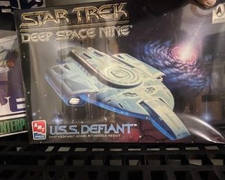 Star Trek USS Defiant Model Kit