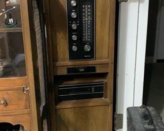 Flawless Magnavox Vintage 1970's Tuner and 8-track player.