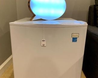 $40.00 Avanti mini fridge, 17.5W 17D 19H. Like new!