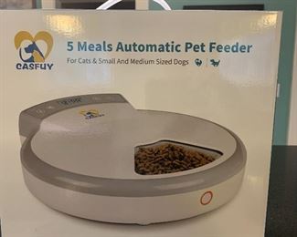 #1434D - Casfuy 5 meal automatic pet feeder for cats and small dogs. Like new. Original packaging. Lifetime warranty - $35