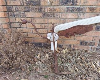 Swinging Roadrunner Metal Yard Decor