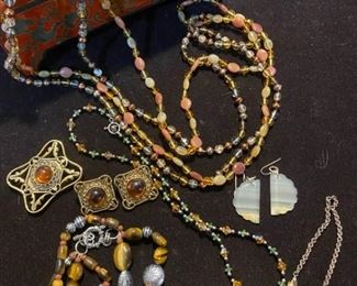 068Variety of Costume Jewelry