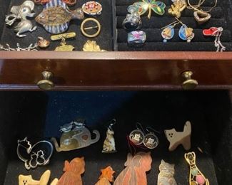 072Variety of Costume Jewelry