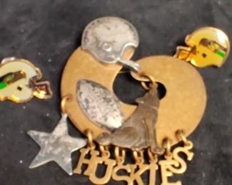 057Huskies Brooch  Two Seahawks Lapel pins