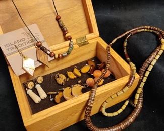 067 Wooden Beaded Necklaces  Earrings in Small Box