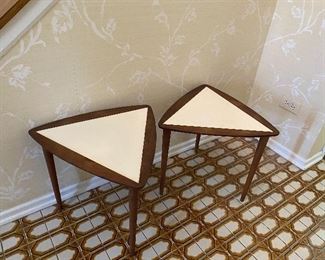 Set of 2 Mid-Century tables. Measures 18.5 x 18.5 x 18.5 x 16”H