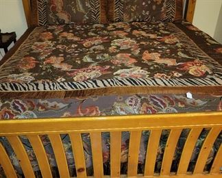 King-size Mission-style Bed, bedding