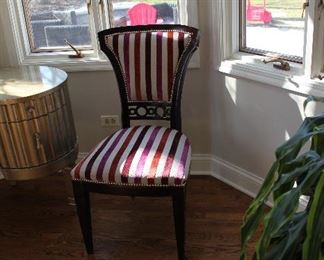 Gogeous desk or side chair.