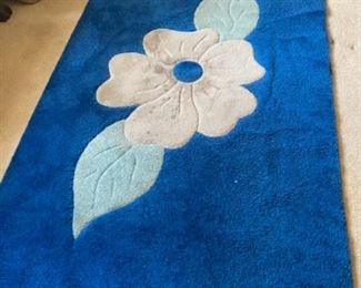 Modern area rug - blue with white flower