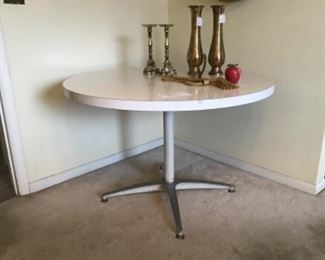 Mid-century modern Formica dining table! 