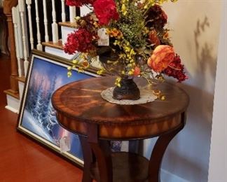 Sunburst 4-legged foyer table, floral