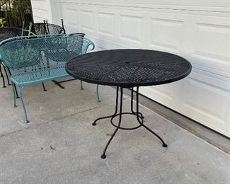 SEVERAL OUTDOOR FURNITURE PIECES