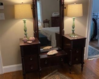 SUMPTER, SC LADIES DRESSING TABLE. VERY NICE