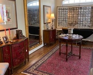 BEAUTIFUL RUGS AND DECOR. ALL ITEMS IN THIS HOME ARE LIKE NEW.