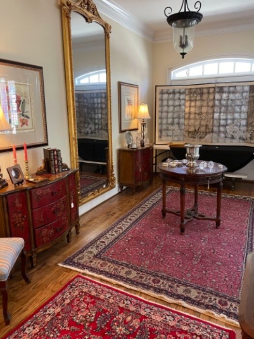BEAUTIFUL RUGS AND DECOR. ALL ITEMS IN THIS HOME ARE LIKE NEW.