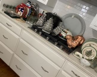 BEAUTIFUL KITCHEN WARES AND BAKE WARE.