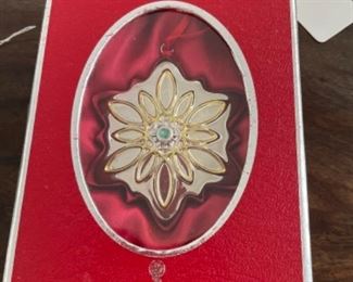 BEAUTIFUL SELECTION OF WATERFORD PIECES. SEVERAL CRYSTAL ITEMS AND SILVER ITEMS