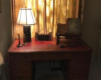 Gorgeous English desk from the mid to late 1700s
Comes apart in three pieces for travel